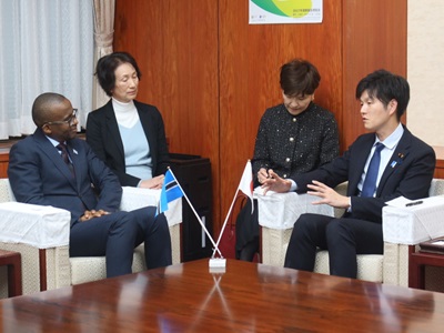 ンダバ・ンコシナティ・ハオラテ・ボツワナ共和国副大統領と通訳を通じて会談する鈴木農林水産大臣