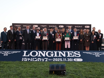 優勝馬の関係者と鈴木農林水産大臣（前列左から7人目）