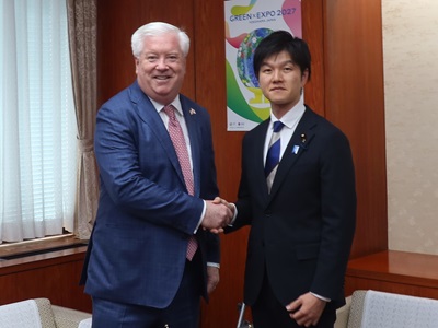 ジョージ・グラス駐日米国大使と握手する鈴木農林水産大臣