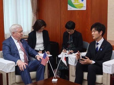 ジョージ・グラス駐日米国大使と通訳を通じて会談する鈴木農林水産大臣