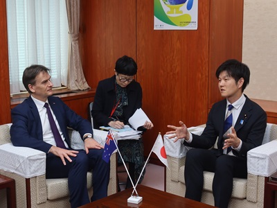 ヘイハースト駐日豪州大使と通訳を通じて会談する鈴木農林水産大臣