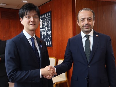 オウズハン・エルトゥールル駐日トルコ大使と握手する鈴木農林水産大臣