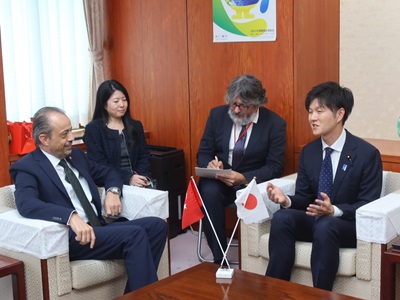 オウズハン・エルトゥールル駐日トルコ大使と通訳を通じて会談する鈴木農林水産大臣