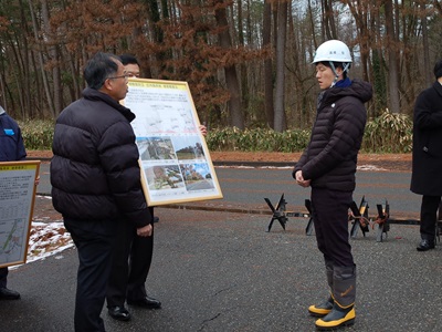 酒田市の松くい虫被害の状況について説明を受ける鈴木農林水産大臣