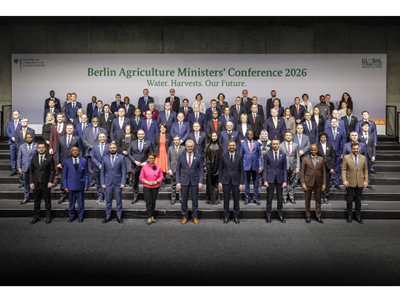 第18回ベルリン農業大臣会合の出席者と 記念撮影を行う鈴木農林水産大臣 （前から3列目の一番右）