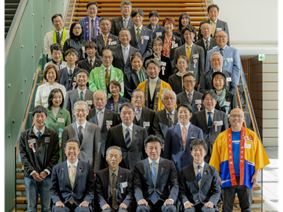 「ディスカバー農山漁村の宝」（第12回）選定地区と記念撮影を行う鈴木農林水産大臣（最前列右端）