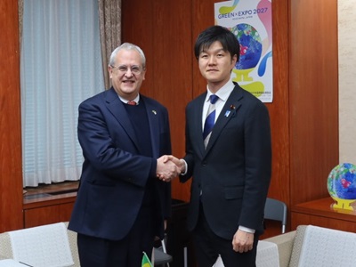 オタヴィオ・コルテス駐日ブラジル大使と握手する鈴木農林水産大臣