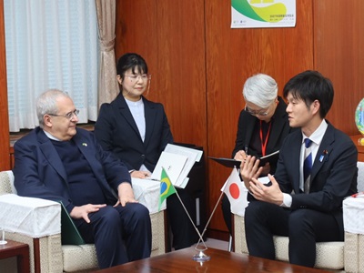 オタヴィオ・コルテス駐日ブラジル大使と通訳を通じて会談する鈴木農林水産大臣
