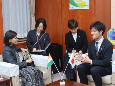 ナグマ・マリック次期駐日インド大使と通訳を通じて会談する鈴木農林水産