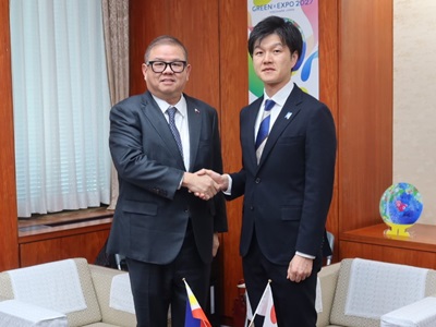 ラウレル・フィリピン農業大臣と握手する鈴木農林水産大臣