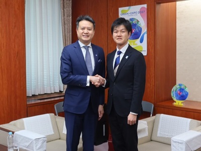 ダレン・タン世界知的所有権機関(WIPO)兼植物の新品種の保護に関する国際同盟(UPOV)事務局長と握手する鈴木農林水産大臣