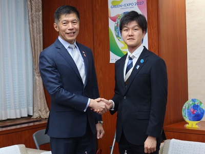 オン・エンチュアン駐日シンガポール共和国大使と握手する鈴木農林水産大臣