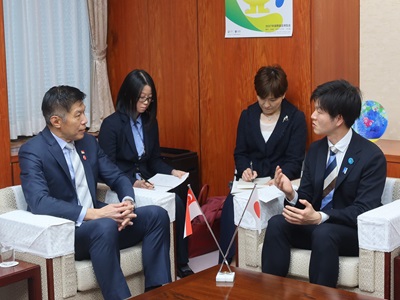 オン・エンチュアン駐日シンガポール共和国大使と通訳を通じて会談する鈴木農林水産大臣