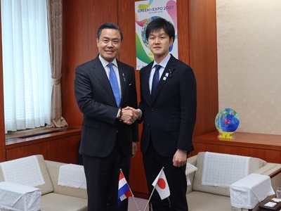 マリオ・マサユキ・トヨトシ駐日パラグアイ共和国大使と握手する鈴木農林水産大臣