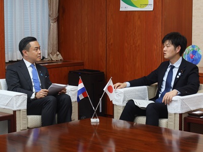 マリオ・マサユキ・トヨトシ駐日パラグアイ共和国大使と会談する鈴木農林水産大臣