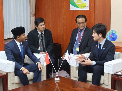 ラジャ・ジュリ・アントニ・インドネシア共和国林業大臣と通訳を通じて会談する鈴木農林水産大臣