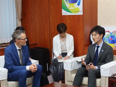 アンドレ・ザンドストラCGIAR（国際農業研究協議グループ）ディレクター（ドナー関係・事業開発担当）と通訳を通じて会談する鈴木農林水産大臣