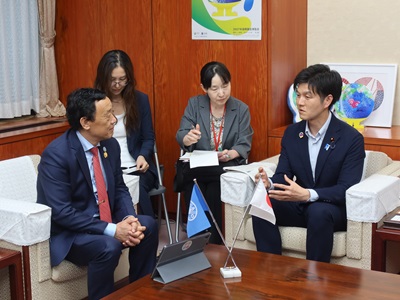 チュー・ドンユィ（屈冬玉）国連食糧農業機関（ＦＡＯ）事務局長と通訳を通じて会談する鈴木農林水産大臣