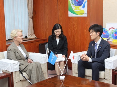 シンディ・マケイン国連世界食糧計画（WFP）事務局長と通訳を通じて会談する鈴木農林水産大臣