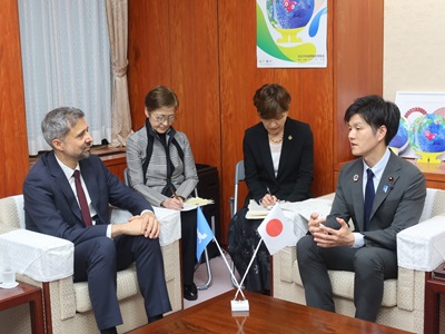 アルバロ・ラリオ国際農業開発基金(IFAD)総裁と通訳を通じて会談する鈴木農林水産大臣