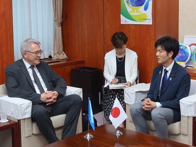 グンター・ベーガー国連工業開発機関(UNIDO)局長(アグリビジネス担当)と通訳を通じて会談する鈴木農林水産大臣