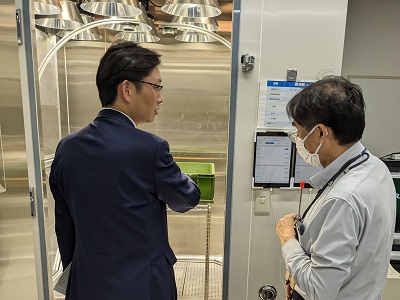 ロボティクス人工気象室を視察する高橋農林水産大臣政務官
