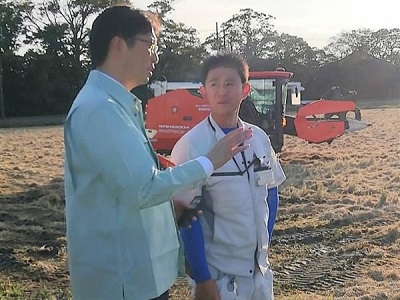 汎用ロボットコンバインの試乗後、スマート農業実証地区の担当者と話す高橋農林水産大臣政務官