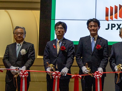 テープカットを行う舞立農林水産大臣政務官