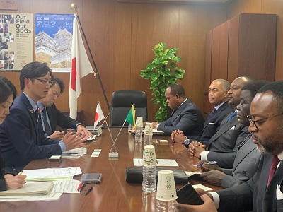 会談を行う高橋農林水産大臣政務官とサス・ンゲソ・コンゴ共和国国際協力・官民連携推進大臣