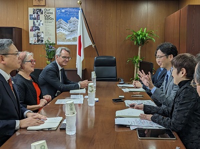 ウテ・クラメルト国連世界食糧計画（WFP）事務局次長と会談を行う高橋農林水産大臣政務官
