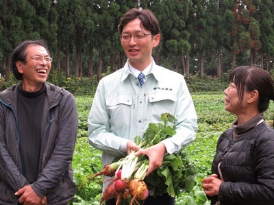 七尾市の農業者の取組を視察し、意見交換を行う高橋農林水産大臣政務官