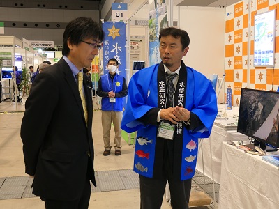 会場を視察する舞立農林水産大臣政務官