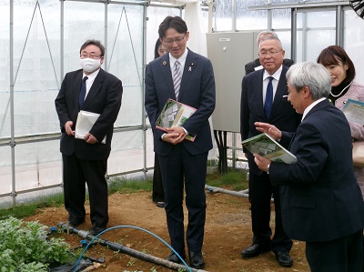 南相馬市で営農再開に向けた取組について意見交換を行う高橋農林水産大臣政務官