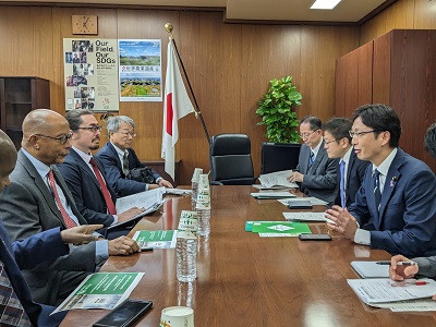 マヤキアフリカ連合（AU）食料システム特使と会談を行う高橋農林水産大臣政務官