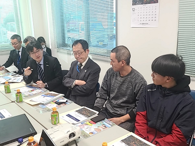 スマート農業実証地区の担当者や新規就農者と意見交換を行う舞立農林水産大臣政務官（右から4人目）