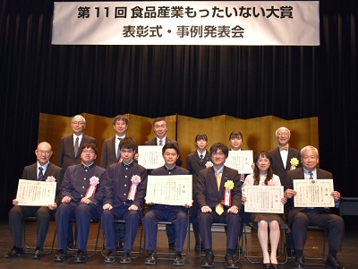 各賞の受賞者と舞立農林水産大臣政務官（前列右から3番目）