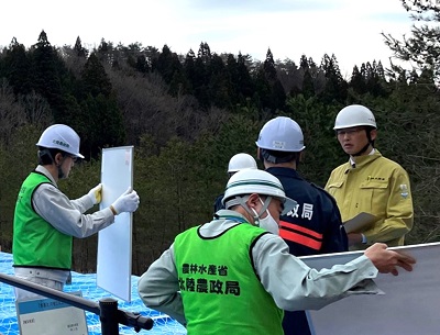 木原池（防災重点ため池）の被害状況について説明を受ける高橋農林水産大臣政務官
