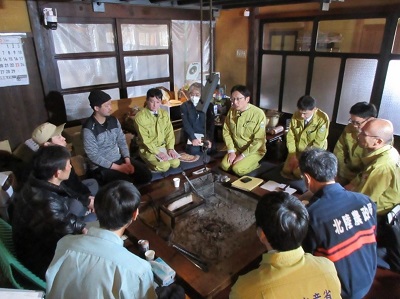 農泊関係者、林業関係者と意見交換を行う高橋農林水産大臣政務官（右奥側から4人目）