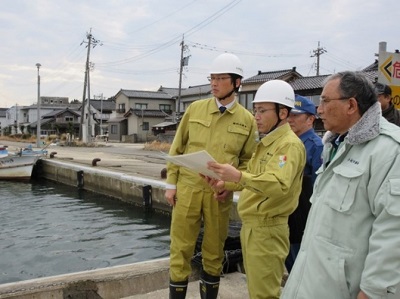 石崎漁港の被害状況について説明を受ける高橋農林水産大臣政務官