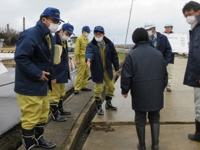 石崎漁港（七尾市）の被害状況について説明を受ける舞立農林水産大臣政務官