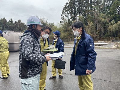 穴水町で漁業集落排水施設の被害状況について説明を受ける舞立農林水産大臣政務官