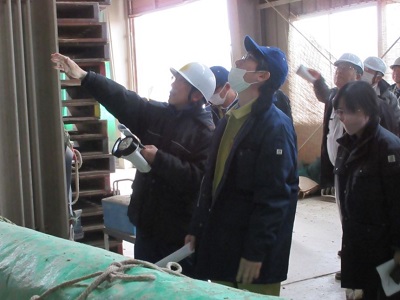 志賀町でライスセンターの被害状況について説明を受ける舞立農林水産大臣政務官