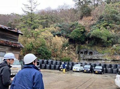 志賀町の緊急治山事業を実施する林地荒廃箇所で説明を受ける舞立農林水産大臣政務官