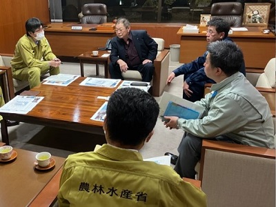 石川県の漁業関係者と意見交換を行う舞立農林水産大臣政務官（左から2人目）