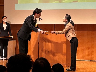 農山漁村女性活躍表彰大臣賞を授与する高橋農林水産大臣政務官