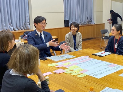 メンバーと意見交換を行う高橋農林水産大臣政務官