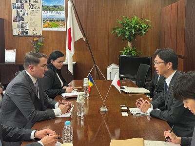 ゲルチュ―・モルドバ農業・食料省事務次官と会談を行う高橋農林水産大臣政務官