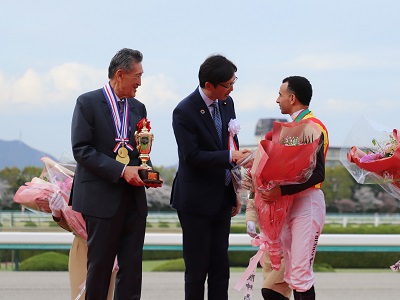 勝利騎手と握手する高橋農林水産大臣政務官