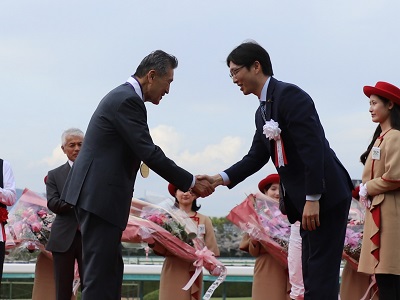 優勝馬の馬主と握手をする高橋農林水産大臣政務官