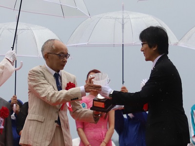 優勝馬の馬主に農林水産大臣賞を授与する舞立農林水産大臣政務官